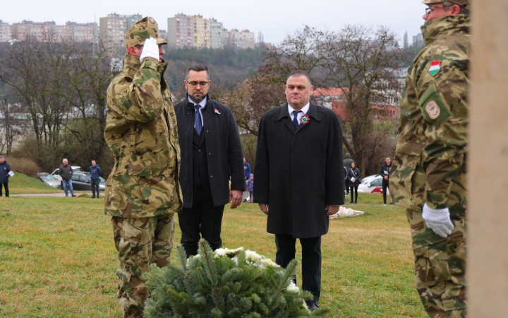 Ünnepi pillanatképek a forradalmi emlékműnél - fotó: 