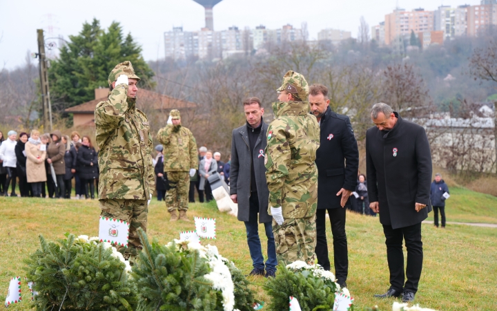 Ünnepi pillanatképek a forradalmi emlékműnél - fotó: 