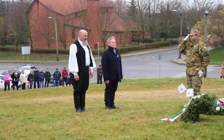 Ünnepi pillanatképek a forradalmi emlékműnél - fotó: 