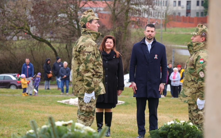 Ünnepi pillanatképek a forradalmi emlékműnél - fotó: 