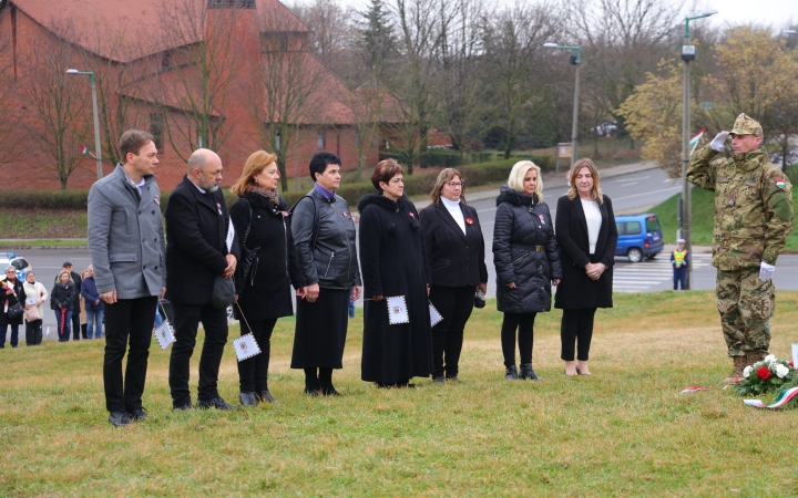 Ünnepi pillanatképek a forradalmi emlékműnél - fotó: 