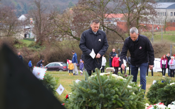 Ünnepi pillanatképek a forradalmi emlékműnél - fotó: 