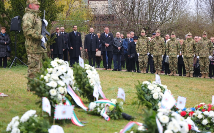 Ünnepi pillanatképek a forradalmi emlékműnél - fotó: 