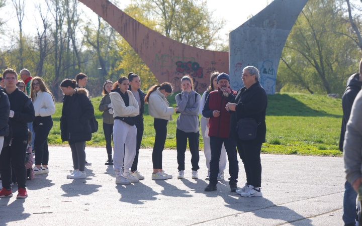 Kék Duna Projekt: közös szemétszedés a folyamnál - fotó: 