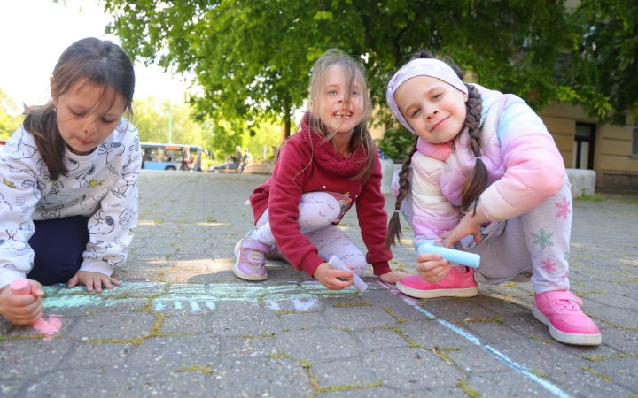 DLSZ-rajzverseny a mozi előtt (2025) - fotó: 