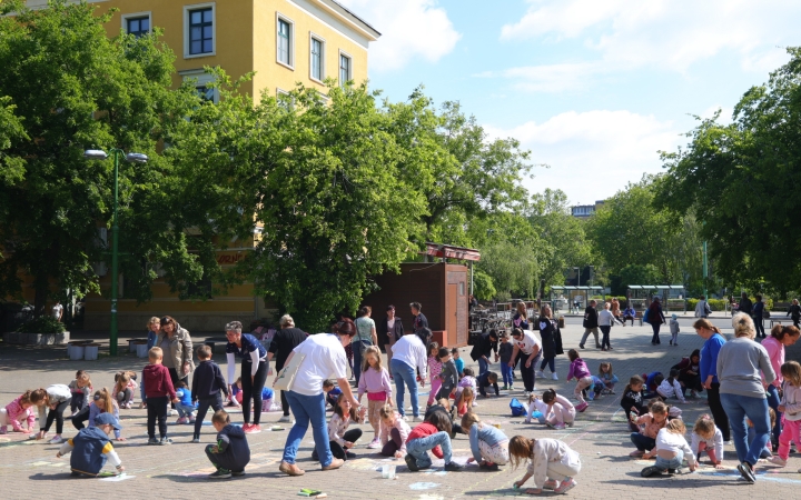 DLSZ-rajzverseny a mozi előtt (2025) - fotó: 