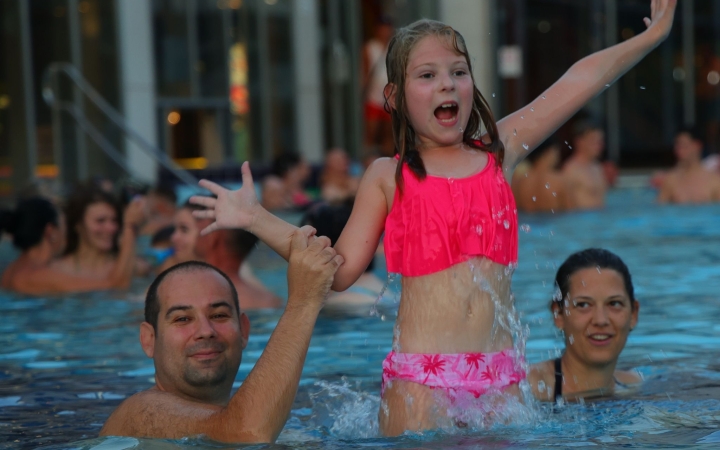 Holdfényfürdő (2025) - fotó: 