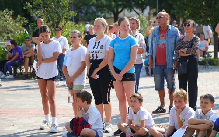 Fuss velünk, fuss értünk (2025) - fotó: 