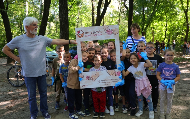Együtt takarítottak a tiszta Dunaújvárosért! - fotó: 
