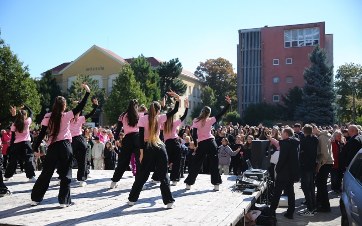 Figyelj rá(n)k! (2025) - fotó: Figyelj rá(n)k! (2025) - fotó: