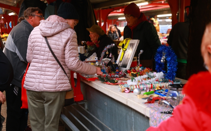 Ünnepi kínálat az évzáró ABolhapiacon - fotó: 
