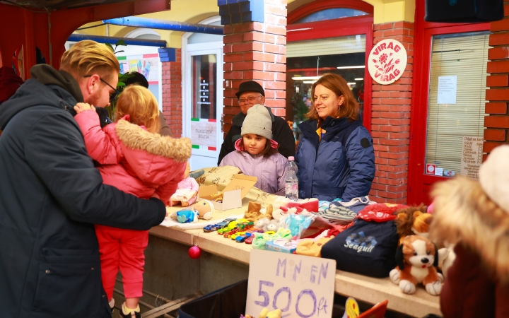 Ünnepi kínálat az évzáró ABolhapiacon - fotó: 