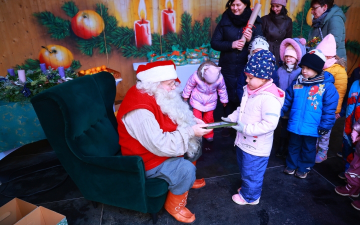 Az igazi Mikulás Dunaújvárosban - fotó: Az igazi Mikulás Dunaújvárosban - fotó: