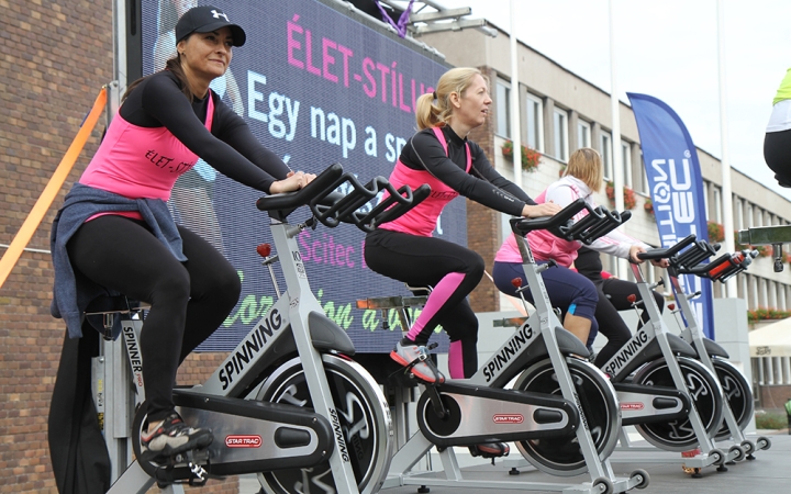 Élet-Stílus - egy nap a sportról és egészségről a Városháza téren - fotó: Sándor Judit