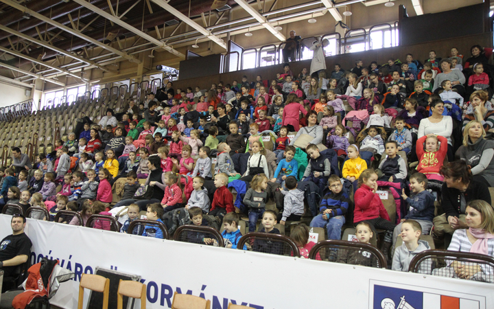 Bogármese a gyerekeknek a sportcsarnokban - fotó: Ónodi Zoltán