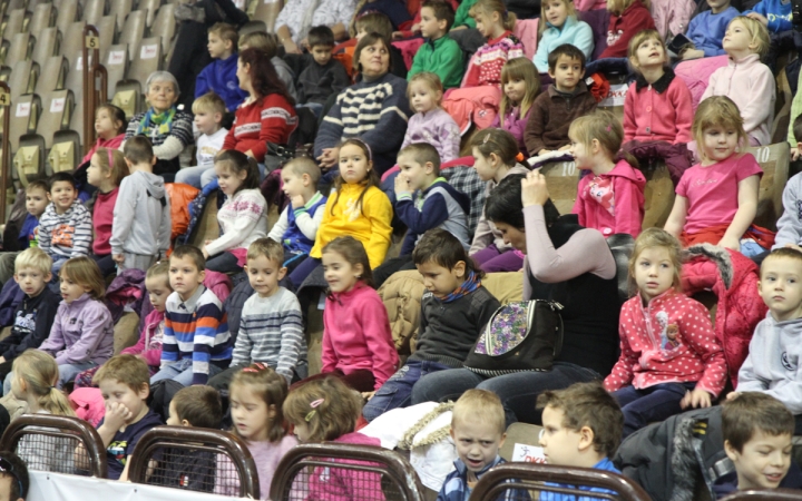 Bogármese a gyerekeknek a sportcsarnokban - fotó: Ónodi Zoltán