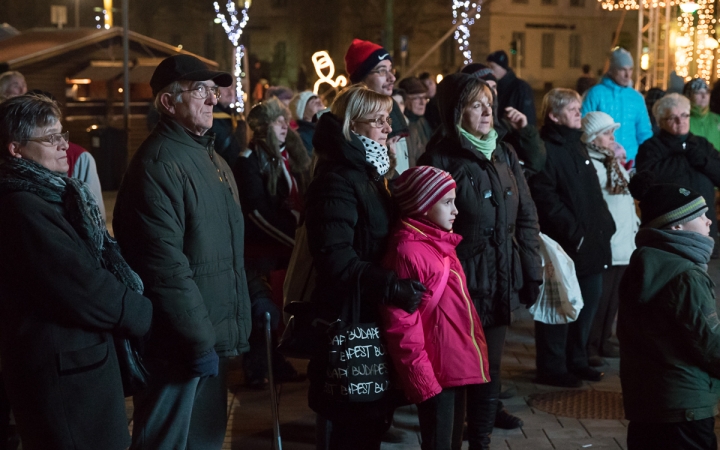 Adventi forgatag a főtéren - fotó: Ónodi Zoltán