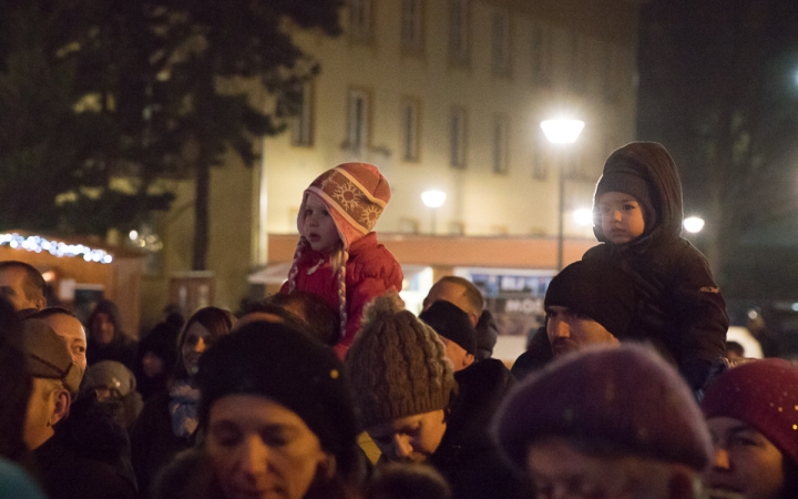 Adventi forgatag a főtéren - fotó: Ónodi Zoltán