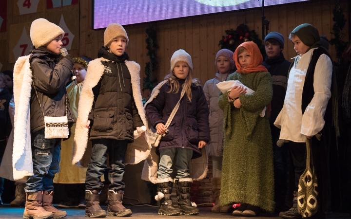 Adventi forgatag a főtéren - fotó: Ónodi Zoltán