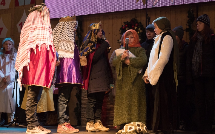 Adventi forgatag a főtéren - fotó: Ónodi Zoltán