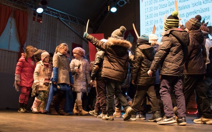 Adventi forgatag a főtéren - fotó: Ónodi Zoltán