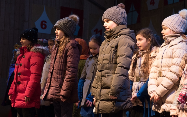 Adventi forgatag a főtéren - fotó: Ónodi Zoltán