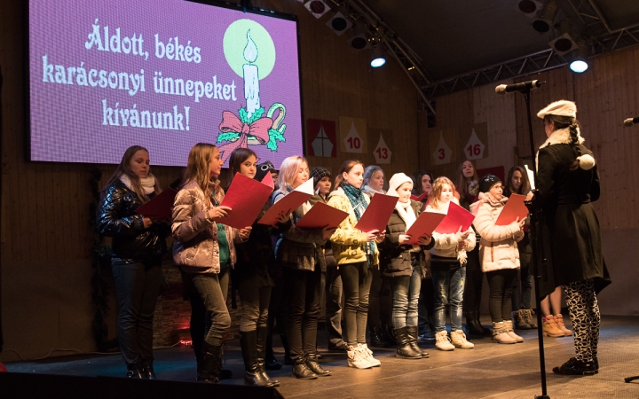 Adventi forgatag a főtéren - fotó: Ónodi Zoltán