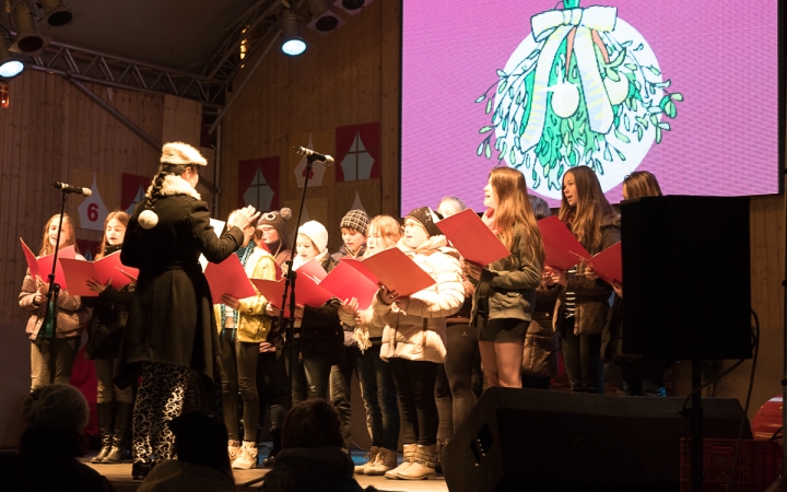 Adventi forgatag a főtéren - fotó: Ónodi Zoltán