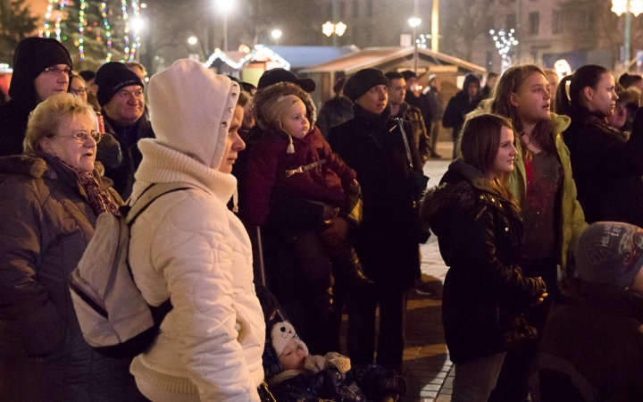 Adventi forgatag a főtéren - fotó: Ónodi Zoltán