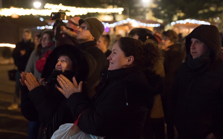 Adventi forgatag a főtéren - fotó: Ónodi Zoltán