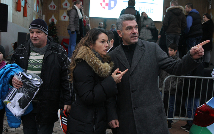 Rio Klub - Autóátadás a főtéren - fotó: Sándor Judit