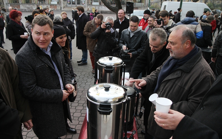 A Fidesz helyi szervezeténk jótékonysági akciója a szülőszoba felújításáért - fotó: Sándor Judit