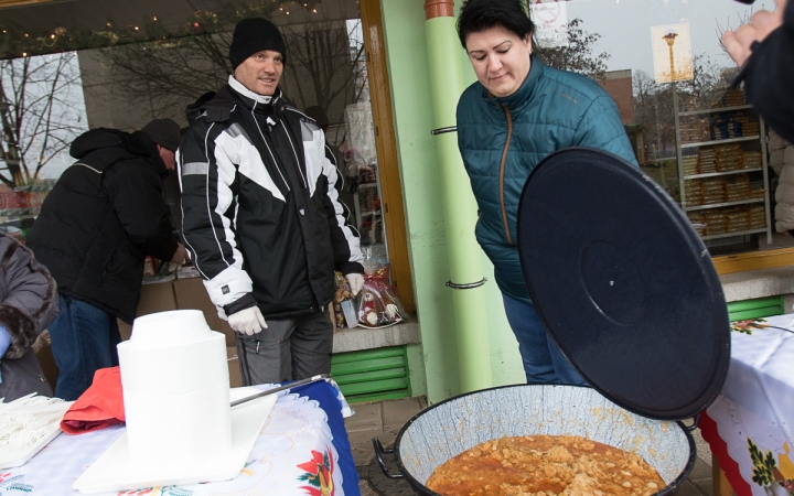 Aranyvasárnap - Advent és Ételosztás a Rómain - fotó: Ónodi Zoltán