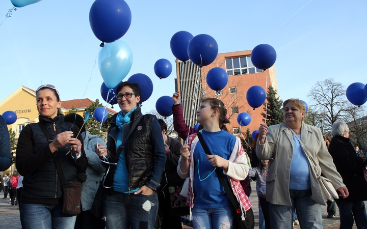 Az autizmus világnapja - Minifesztivál a főtéren - fotó: Sándor Judit