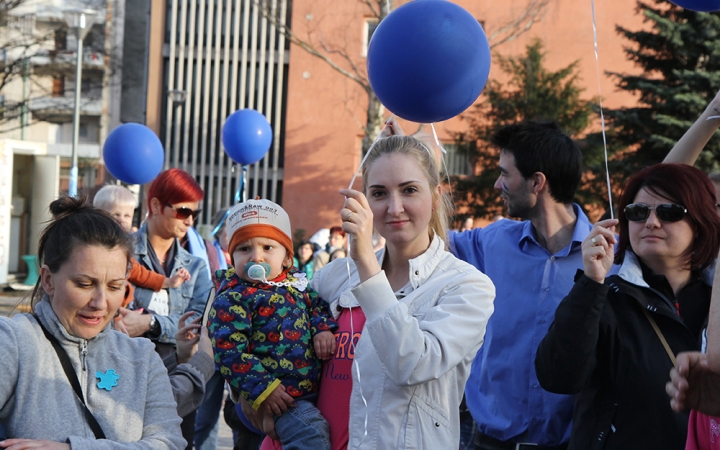 Az autizmus világnapja - Minifesztivál a főtéren - fotó: Sándor Judit