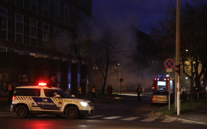 Tűzoltók oltják a zöld SZTK-t - fotó: Ónodi Zoltán