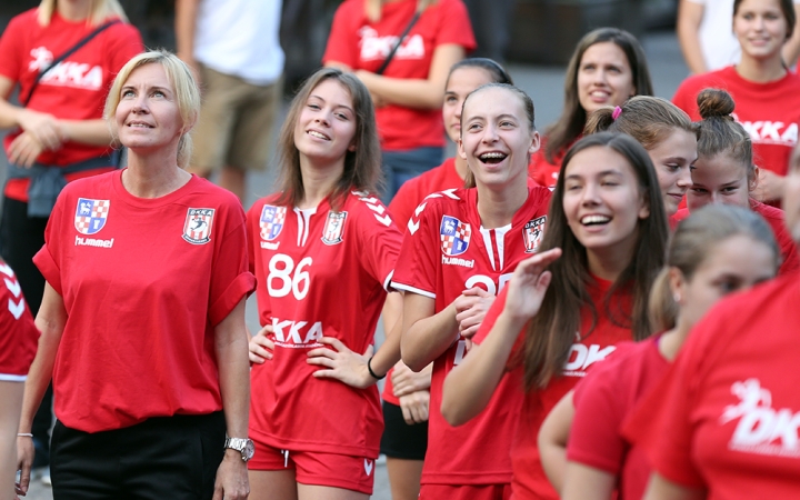 DKKA flashmob a mozi előtt - fotó: Sándor Judit