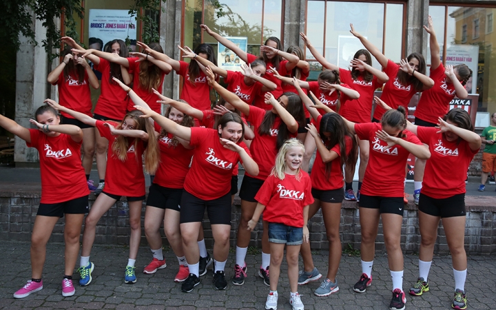 DKKA flashmob a mozi előtt - fotó: Sándor Judit