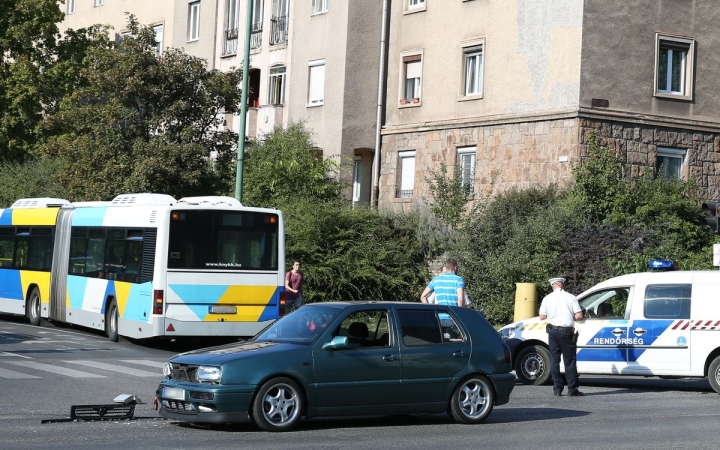 Busz és személyautó balesete a Dózsa György úton