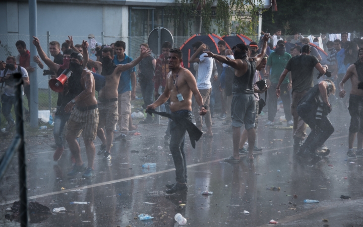 A migránsok között megbújva jöttek