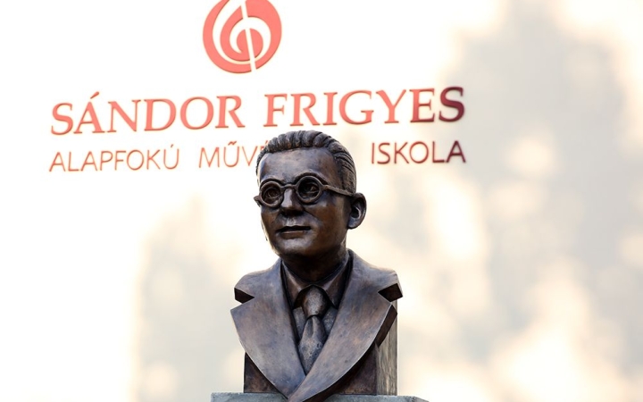 Szoboravatás a zeneiskolánál