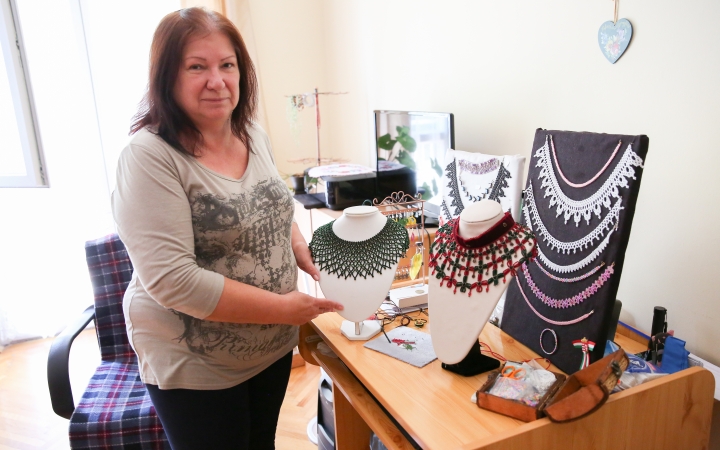 Harmatcseppként sorakoznak a gyöngyök