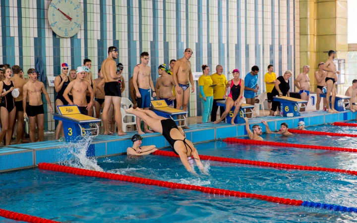 Forrt a víz az úszógálán