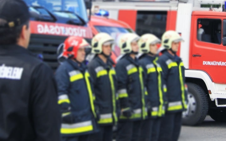 Szivattyúk kezeléséből vizsgáztak a tűzoltók Dunaújvárosban
