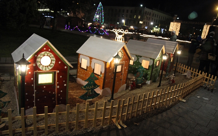 Karácsonyi vásározók a forgatagban