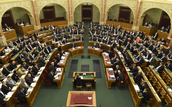 Alaptörvény - Nem fogadta el a parlament a módosítást