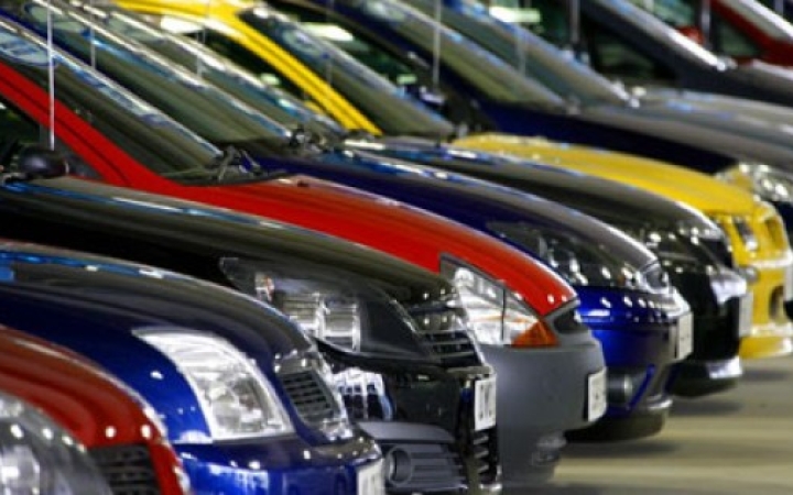 47 embert vertek át a netes csalók