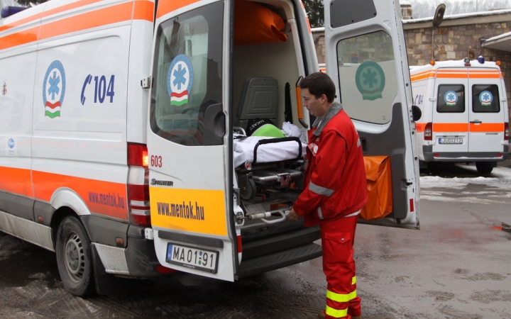 Az utcán kiabált, mentőt hívtak hozzá