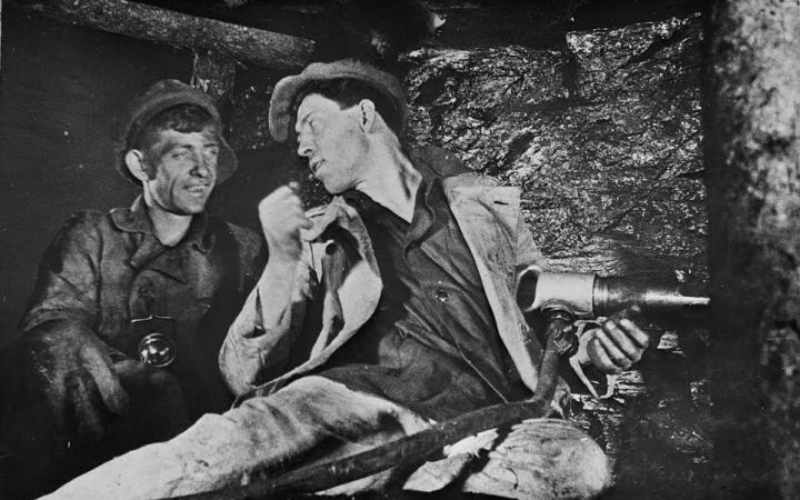 Sztahanov a hazugsággyárból