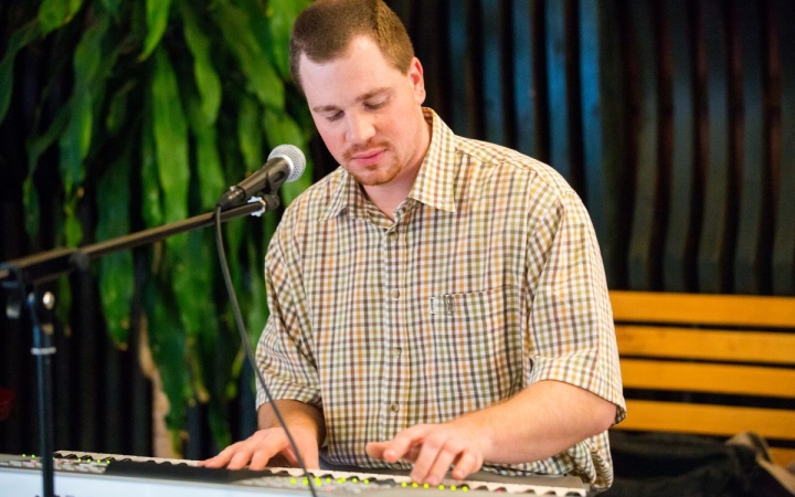 Zámbó Jimmy dalait énekelte először